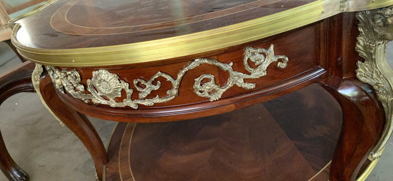 BÀN TRÀ CỔ ĐIỂN LOUIS 15 OVAL HỌA TIẾT ỐP ĐỒNG THAU